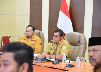 Sekda Aceh Besar Bahrul Jamil S.Sos, MSi memimpin rapat Persiapan pemenuhan Permintaan Dokumen KPK RI di Aula Drs Sanusi Wahab Kantor Bupati Aceh Besar, Kota Jantho, Selasa (26/08/2025). FOTO/MC ACEH BESAR