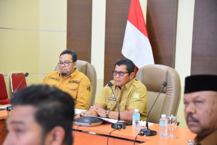 Sekda Aceh Besar Bahrul Jamil SSos MSi memimpin rapat Persiapan pemenuhan Permintaan Dokumen KPK RI di Aula Drs Sanusi Wahab Kantor Bupati Aceh Besar Kota Jantho Selasa 26082025 FOTOMC ACEH BESAR