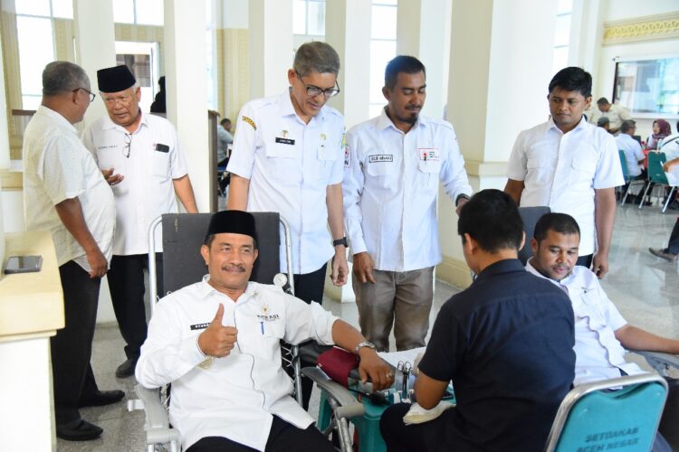 Wakil Bupati Aceh Besar Drs Syukri sedang donor darah di Kantor Bupati Aceh Besar Rabu 2782025 FOTOMC ACEH BESAR KETIKKABARcom Wakil Bupati Aceh Besar Drs Syukri sedang donor darah di Kantor Bupati Aceh Besar Rabu 2782025 FOTOMC ACEH BESAR