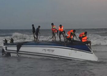 Kapal cepat Dolphin Cruise II terbalik dalam pelayaran dari Nusa Penida ke Sanur Bali pada Selasa (5/8/2025) (Agung Bayu)