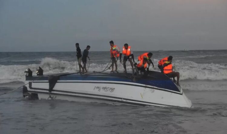 Kapal cepat Dolphin Cruise II terbalik dalam pelayaran dari Nusa Penida ke Sanur Bali pada Selasa 582025 Agung Bayu KETIKKABARcom Kapal cepat Dolphin Cruise II terbalik dalam pelayaran dari Nusa Penida ke Sanur Bali pada Selasa 582025 Agung Bayu