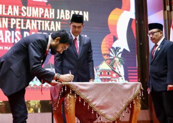 Gubernur Aceh Muzakir Manaf mengambil Sumpah Jabatan dan Melantik M Nasir SIP MPA sebagai Sekretaris Daerah Aceh di Ajong Mon Mata Banda Aceh Jumat 1582025 FOTOHumas KETIKKABARcom Gubernur Aceh Muzakir Manaf mengambil Sumpah Jabatan dan Melantik M Nasir SIP MPA sebagai Sekretaris Daerah Aceh di Ajong Mon Mata Banda Aceh Jumat 1582025 FOTOHumas