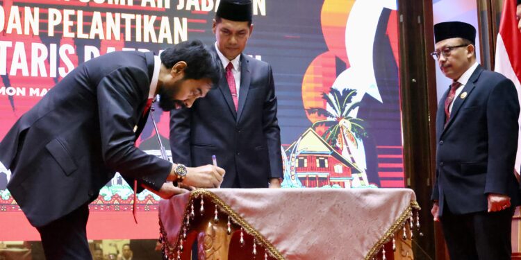 Gubernur Aceh Muzakir Manaf mengambil Sumpah Jabatan dan Melantik M Nasir SIP MPA sebagai Sekretaris Daerah Aceh di Ajong Mon Mata Banda Aceh Jumat 1582025 FOTOHumas