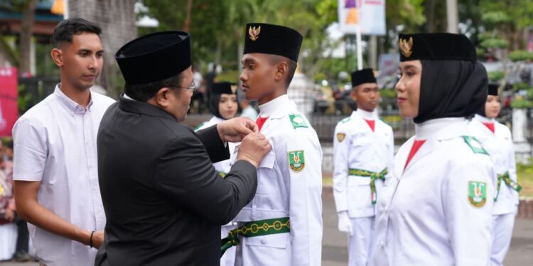 Wali Kota Sabang Zulkifli H Adam resmi mengukuhkan 30 anggota Paskibraka Tahun 2025 di Pendopo Wali Kota Sabang Jumat sore 1582025 FOTOHumasprov KETIKKABARcom Wali Kota Sabang Zulkifli H Adam resmi mengukuhkan 30 anggota Paskibraka Tahun 2025 di Pendopo Wali Kota Sabang Jumat sore 1582025 FOTOHumasprov