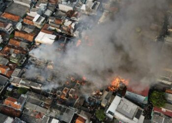 Kebakaran hebat melanda permukiman padat penduduk di Jalan Gang Langgar 1, Kelurahan Tangki, Kecamatan Tamansari, Jakarta Barat, pada Minggu (28/9/2025)./Foto: Antara