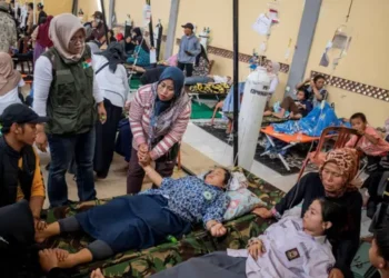 Siswa korban keracunan usai menyantap menu makan bergizi gratis (MBG) menjalani perawatan medis di Posko Penanganan di Kantor Kecamatan Cipongkor, Kabupaten Bandung Barat, Jawa Barat, Rabu (24/09/2025). ANTARA FOTO/Abdan Syakura