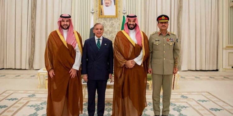 Putra Mahkota Saudi Mohammed bin Salman Menteri Pertahanan Saudi Khalid bin Salman Perdana Menteri Pakistan Shehbaz Sharif dan Panglima Angkatan Darat Pakistan Marsekal Lapangan Asim Munir di Riyadh Arab Saudi Rabu 17 September 2025 FOTOAP KETIKKABARcom Putra Mahkota Saudi Mohammed bin Salman Menteri Pertahanan Saudi Khalid bin Salman Perdana Menteri Pakistan Shehbaz Sharif dan Panglima Angkatan Darat Pakistan Marsekal Lapangan Asim Munir di Riyadh Arab Saudi Rabu 17 September 2025 FOTOAP