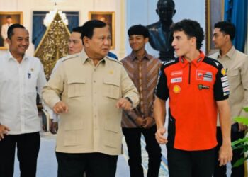 Presiden RI Jenderal (Purn) Prabowo Subianto menerima kunjungan juara dunia MotoGP, Marc Marquez, di Istana Merdeka, Jakarta Pusat, pada Selasa (30/9/2025)./Foto: ANTARA