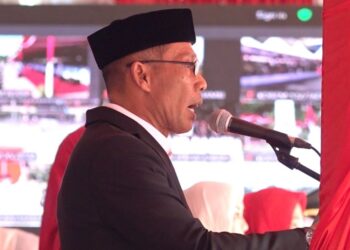 Ketua DPR Aceh, Zulfadli saat membacakan teks Proklamasi Kemerdekaan Indonesia dalam upacara peringatan HUT ke-80 Republik Indonesia yang digelar di Lapangan Blang Padang, Banda Aceh, Minggu (17/8/2025). FOTO/Net. Ⓒ Hak cipta foto di atas dikembalikan sesungguhnya kepada pemilik foto