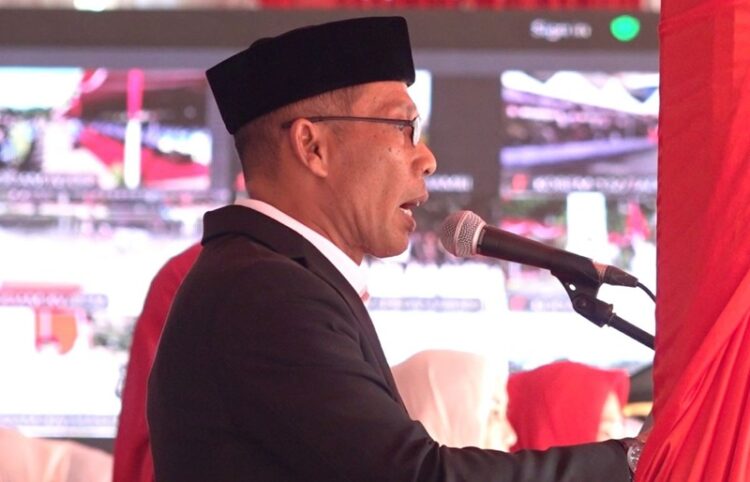 Ketua DPR Aceh Zulfadli saat membacakan teks Proklamasi Kemerdekaan Indonesia dalam upacara peringatan HUT ke 80 Republik Indonesia yang digelar di Lapangan Blang Padang Banda Aceh Minggu 1782025 FOTONet Ⓒ Hak cipta foto di atas dikembalikan sesungguhnya kepada pemilik foto