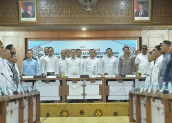 Wakil Gubernur Aceh, H. Fadhlullah, SE., mendampingi Menko Pangan Zulkifli Hasan pada rapat koordinasi Satgas Nasional, Satgas Provinsi, dan Satgas Kabupaten/Kota Koperasi Desa Merah Putih (KDMP) se-Aceh di Gedung Serbaguna Setda Aceh, Kamis (18/9/2025). FOTO/Humprov
