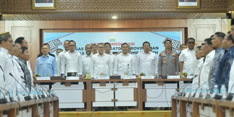 Wakil Gubernur Aceh H Fadhlullah SE mendampingi Menko Pangan Zulkifli Hasan pada rapat koordinasi Satgas Nasional Satgas Provinsi dan Satgas KabupatenKota Koperasi Desa Merah Putih KDMP seAceh di Gedung Serbaguna Setda Aceh Kamis 1892025 FOTOHumprov KETIKKABARcom Wakil Gubernur Aceh H Fadhlullah SE mendampingi Menko Pangan Zulkifli Hasan pada rapat koordinasi Satgas Nasional Satgas Provinsi dan Satgas KabupatenKota Koperasi Desa Merah Putih KDMP se Aceh di Gedung Serbaguna Setda Aceh Kamis 1892025 FOTOHumprov