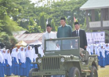Wakil Gubernur Aceh, Fadhlullah.SE menjadi Inspektur Upacara Apel Tahunan 2025 pada Pekan Orientasi Kepesantren di Pesantren Modern Tgk. Oemar Diyan, Indrapuri, Kabupaten Aceh Besar, Minggu, 24/08/2025.