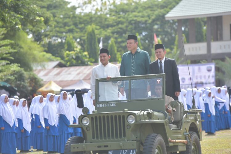 Wakil Gubernur Aceh FadhlullahSE menjadi Inspektur Upacara Apel Tahunan 2025 pada Pekan Orientasi Kepesantren di Pesantren Modern Tgk Oemar Diyan Indrapuri Kabupaten Aceh Besar Minggu 24082025