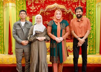 Gubernur Aceh Muzakir Manaf di dampingi istri Marlina Usman menerima kunjungan silaturahmi Kepala Kepolisian Daerah Aceh Brigjen Marzuki Ali Basyah bersama keluarganya di Meuligoe Gubernur Aceh, Minggu (24/8/2025).