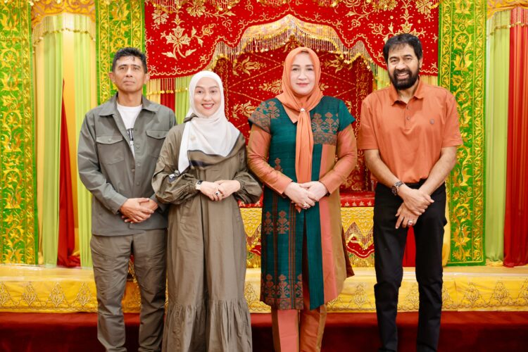 Gubernur Aceh Muzakir Manaf di dampingi istri Marlina Usman menerima kunjungan silaturahmi Kepala Kepolisian Daerah Aceh Brigjen Marzuki Ali Basyah bersama keluarganya di Meuligoe Gubernur Aceh Minggu 2482025