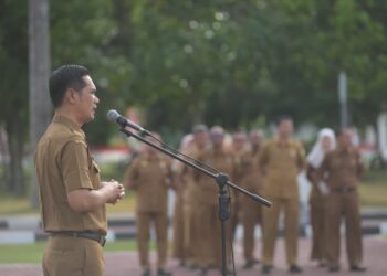 Sekretaris Daerah Aceh M. Nasir memimpin Apel Pagi yang dihadiri para Kepala Biro, Pejabat Eselon III & IV beserta seluruh ASN/ non-ASN pada lingkungan Setda Aceh dan BPKA , di Halaman Kantor Gubernur Aceh, Banda Aceh, Senin (25/8/2025).