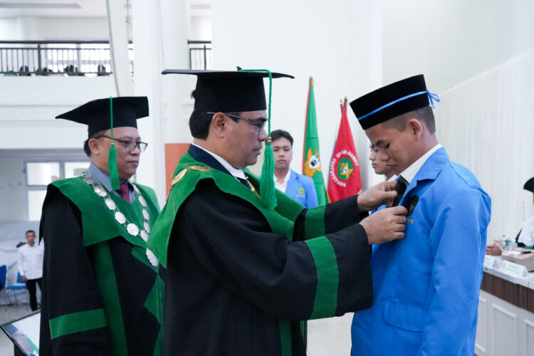 Rektor UIN ArRaniry Prof Mujiburrahman didampingi Wakil Rektor III Prof Mursyid Djawas memakaikan Almamater dan mengalungkan KTM sebagai tanda pengenal mahasiswa pada PBAK 2025 dalam Rapat Senat Terbuka di Auditorium Prof Ali Hajsmy Senin 2582025 Foto Humas ArRaniry KETIKKABARcom Rektor UIN Ar Raniry Prof Mujiburrahman didampingi Wakil Rektor III Prof Mursyid Djawas memakaikan Almamater dan mengalungkan KTM sebagai tanda pengenal mahasiswa pada PBAK 2025 dalam Rapat Senat Terbuka di Auditorium Prof Ali Hajsmy Senin 2582025 Foto Humas Ar Raniry