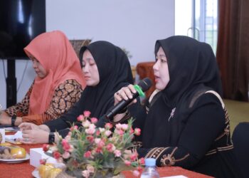 Ketua LKKS Kabupaten Aceh Besar, Hj. Rita Mayasari, memberi arahan pada Rakon LKKS di Gedung Dekranasda Aceh Besar, Gampong Gani, Kecamatan Ingin Jaya, Kamis (28/8/2025). FOTO/PROKOPIM ACEH BESAR