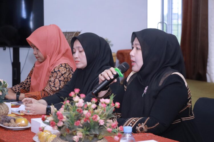 Ketua LKKS Kabupaten Aceh Besar Hj Rita Mayasari memberi arahan pada Rakon LKKS di Gedung Dekranasda Aceh Besar Gampong Gani Kecamatan Ingin Jaya Kamis 2882025 FOTOPROKOPIM ACEH BESAR KETIKKABARcom Ketua LKKS Kabupaten Aceh Besar Hj Rita Mayasari memberi arahan pada Rakon LKKS di Gedung Dekranasda Aceh Besar Gampong Gani Kecamatan Ingin Jaya Kamis 2882025 FOTOPROKOPIM ACEH BESAR