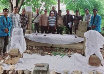 Sekretaris Disdikbud Aceh Besar Fakhrurrazi SE bersama Tim Badan Pelestarian Kebudayaan Provinsi Aceh survey Makam Maharaja Gurah, Gampong Gurah, Kecamatan Peukan Bada, Kamis (28/08/2025). FOTO/ MC ACEH BESAR