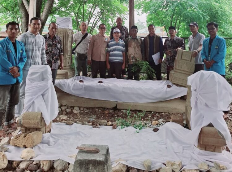 Sekretaris Disdikbud Aceh Besar Fakhrurrazi SE bersama Tim Badan Pelestarian Kebudayaan Provinsi Aceh survey Makam Maharaja Gurah Gampong Gurah Kecamatan Peukan Bada Kamis 28082025 FOTO MC ACEH BESAR