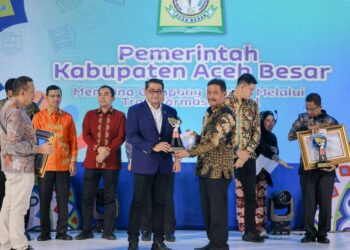 Wakil Bupati Aceh Besar Drs Syukri A Jalil, menerima penghargaan Serambi Ekraf tahun 2025, dari Menteri RI Teuku Riefky Harsya BSc MT, di The Pade Hotel, Aceh Besar, Jumat (29/8/2025) malam. FOTO/ MC ACEH BESAR