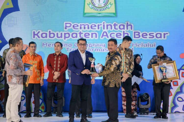 Wakil Bupati Aceh Besar Drs Syukri A Jalil menerima penghargaan Serambi Ekraf tahun 2025 dari Menteri RI Teuku Riefky Harsya BSc MT di The Pade Hotel Aceh Besar Jumat 2982025 malam FOTO MC ACEH BESAR