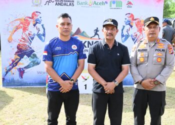 Wakil Bupati Aceh Besar bersama Kapolres Aceh Besar dan Ketua DPRK Aceh Besar menyampaikan imbauan kepada masyarakat untuk menjaga keamanan dan ketertiban selama penyampaian aspirasi, bertempat Pantai tebing Lampuuk, Minggu (31/08/2025). FOTO/MC ACEH BESAR.
