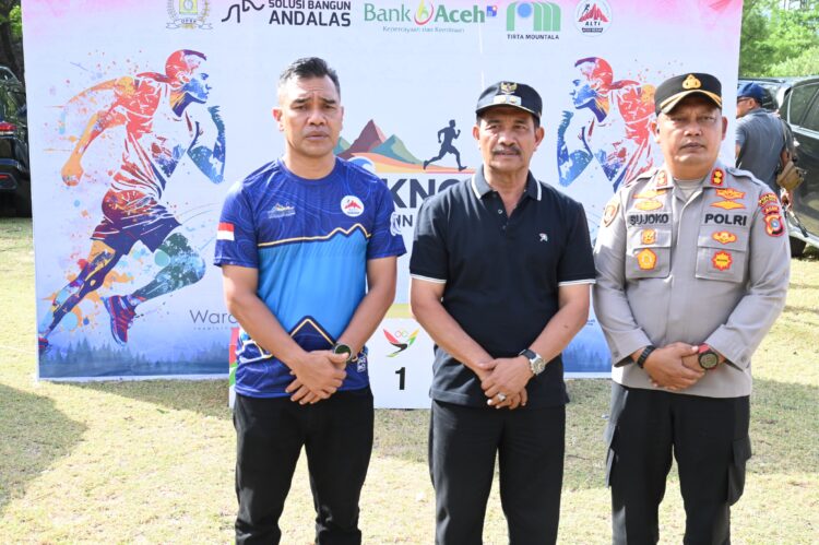 Wakil Bupati Aceh Besar bersama Kapolres Aceh Besar dan Ketua DPRK Aceh Besar menyampaikan imbauan kepada masyarakat untuk menjaga keamanan dan ketertiban selama penyampaian aspirasi bertempat Pantai tebing Lampuuk Minggu 31082025 FOTOMC ACEH BESAR KETIKKABARcom Wakil Bupati Aceh Besar bersama Kapolres Aceh Besar dan Ketua DPRK Aceh Besar menyampaikan imbauan kepada masyarakat untuk menjaga keamanan dan ketertiban selama penyampaian aspirasi bertempat Pantai tebing Lampuuk Minggu 31082025 FOTOMC ACEH BESAR