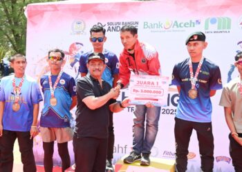 Wakil Bupati Aceh Besar Drs H Syukri A Jalil menyerahkan hadiah kepada pemenang lomba Trail Running 2025 di Pantai Teubing Lampuuk, Kecamatan Lhoknga, Aceh Besar, Minggu (31/08/2025). FOTO/MC ACEH BESAR