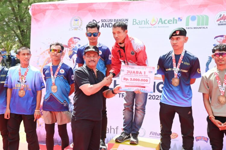 Wakil Bupati Aceh Besar Drs H Syukri A Jalil menyerahkan hadiah kepada pemenang lomba Trail Running 2025 di Pantai Teubing Lampuuk Kecamatan Lhoknga Aceh Besar Minggu 31082025 FOTOMC ACEH BESAR KETIKKABARcom Wakil Bupati Aceh Besar Drs H Syukri A Jalil menyerahkan hadiah kepada pemenang lomba Trail Running 2025 di Pantai Teubing Lampuuk Kecamatan Lhoknga Aceh Besar Minggu 31082025 FOTOMC ACEH BESAR