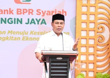 Bupati Aceh Besar, H Syech Muharram Idris memberi sambutan pada acara Grand Opening Kantor PT BPR. Syariah Ingin Jaya di Lambaro, Kecamatan Ingin Jaya, Aceh Besar, Senin (1/09/2025). FOTO/MC ACEH BESAR