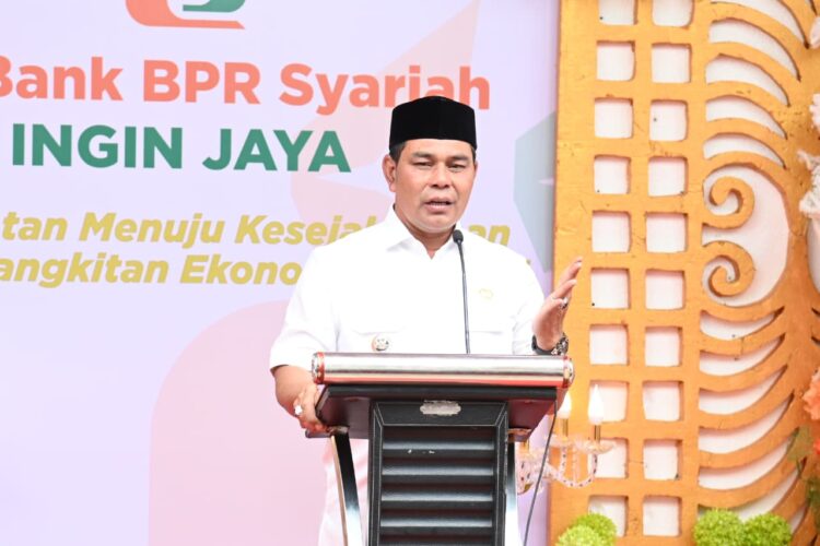 Bupati Aceh Besar H Syech Muharram Idris memberi sambutan pada acara Grand Opening Kantor PT BPR Syariah Ingin Jaya di Lambaro Kecamatan Ingin Jaya Aceh Besar Senin 1092025 FOTOMC ACEH BESAR KETIKKABARcom Bupati Aceh Besar H Syech Muharram Idris memberi sambutan pada acara Grand Opening Kantor PT BPR Syariah Ingin Jaya di Lambaro Kecamatan Ingin Jaya Aceh Besar Senin 1092025 FOTOMC ACEH BESAR