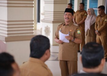 Wakil Bupati Aceh Besar Drs Syukri A Jalil, menyampaikan arahannya pada apel pagi di halaman Kantor Bupati Aceh Besar, Kota Jantho, Senin (1/9/2025). FOTO/ MC ACEH BESAR
