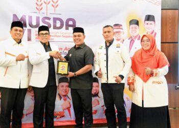 Bupati Aceh Besar, H Syech Muharram Idris menerima cendera mata dari Ketua DPD PKS Aceh Besar Mursalin SHI di Hotel Illona Boutique Hotel, Gampong Meunasah Manyang PA, Kecamatan Ingin Jaya, Aceh Besar, Sabtu (06/09/2025). FOTO/MC ACEH BESAR