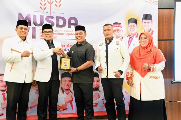 Bupati Aceh Besar H Syech Muharram Idris menerima cendera mata dari Ketua DPD PKS Aceh Besar Mursalin SHI di Hotel Illona Boutique Hotel Gampong Meunasah Manyang PA Kecamatan Ingin Jaya Aceh Besar Sabtu 06092025 FOTOMC ACEH BESAR