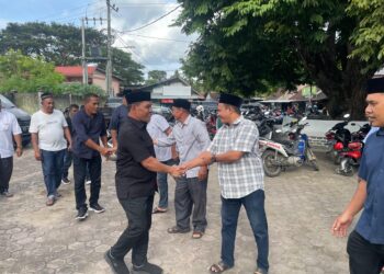 Bupati Aceh Besar H Muharram Idris (Syech Muharram), bersalaman dengan masyarakat, saat menghadiri khanduri Maulid Nabi Muhammad SAW 1447 Hijriah, di Masjid Mujahidin Kemukiman Lamlhom, Kecamatan Lhoknga, Kabupaten Aceh Besar, Minggu (7/9/2025). FOTO/ MC ACEH BESAR