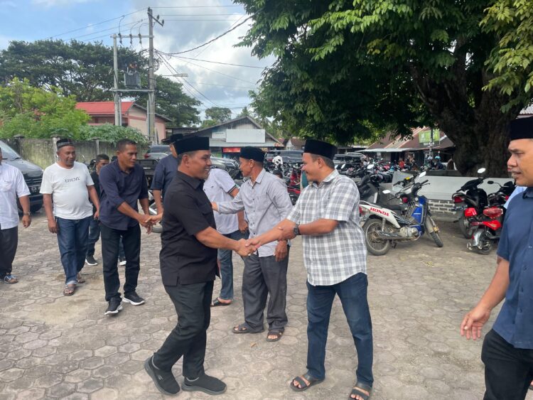 Bupati Aceh Besar H Muharram Idris Syech Muharram bersalaman dengan masyarakat saat menghadiri khanduri Maulid Nabi Muhammad SAW 1447 Hijriah di Masjid Mujahidin Kemukiman Lamlhom Kecamatan Lhoknga Kabupaten Aceh Besar Minggu 792025 FOTO MC ACEH BESAR KETIKKABARcom Bupati Aceh Besar H Muharram Idris Syech Muharram bersalaman dengan masyarakat saat menghadiri khanduri Maulid Nabi Muhammad SAW 1447 Hijriah di Masjid Mujahidin Kemukiman Lamlhom Kecamatan Lhoknga Kabupaten Aceh Besar Minggu 792025 FOTO MC ACEH BESAR