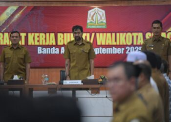 Gubernur Aceh, Muzakir Manaf didampingi Wakil Gubernur Aceh, Fadhlullah, SE, Sekda Aceh, M. Nasir Rapat Kerja Bupati/Walikota Se-Aceh di Gedung Serbaguna Setda Aceh, Senin, 08/09/2025.