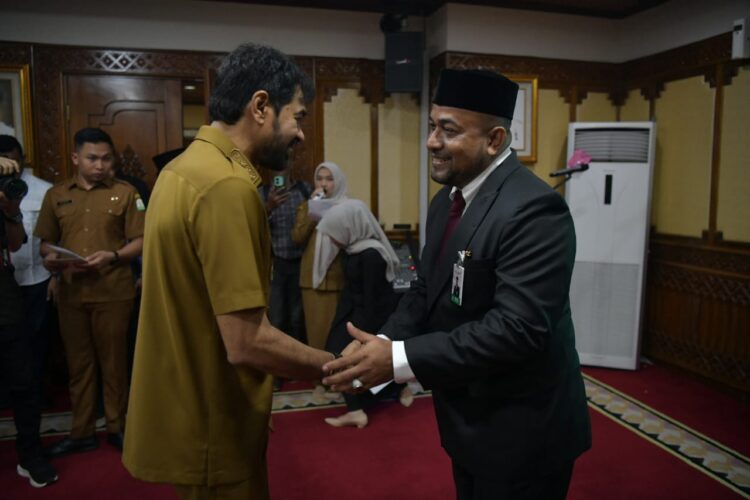 Gubernur Aceh Muzakir Manaf Mualem melantik Fadhil Ilyas sebagai Direktur Utama PT Bank Aceh Syariah periode 20252029 di Kantor Gubernur Aceh Senin 892025 KETIKKABARcom Gubernur Aceh Muzakir Manaf Mualem melantik Fadhil Ilyas sebagai Direktur Utama PT Bank Aceh Syariah periode 2025 2029 di Kantor Gubernur Aceh Senin 892025