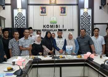 Ketua Komisi I DPRA, Tgk Muharuddin saat menerima kunjungan sejumlah tokoh masyarakat Beutong Ateuh di ruang kerja Komisi I DPR Aceh, Selasa (9/9/2025). FOTO/Ketikkabar.com