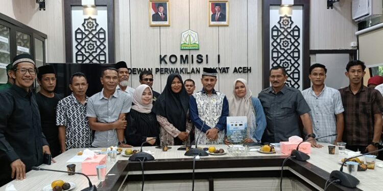 Ketua Komisi I DPRA Tgk Muharuddin saat menerima kunjungan sejumlah tokoh masyarakat Beutong Ateuh di ruang kerja Komisi I DPR Aceh Selasa 992025 FOTOKetikkabarcom KETIKKABARcom Ketua Komisi I DPRA Tgk Muharuddin saat menerima kunjungan sejumlah tokoh masyarakat Beutong Ateuh di ruang kerja Komisi I DPR Aceh Selasa 992025 FOTOKetikkabarcom