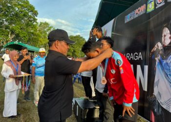 Bupati Aceh Besar H. Muharram Idris menyerahkan medali kepada juara panahan pada even PORKAB Aceh Besar tahun 2025 di Lapangan Bungoeng Jeumpa, Kota Jantho, Selasa (9/9/2025). FOTO/MC ACEH BESAR