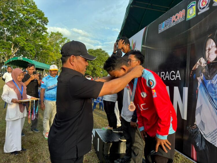 Bupati Aceh Besar H Muharram Idris menyerahkan medali kepada juara panahan pada even PORKAB Aceh Besar tahun 2025 di Lapangan Bungoeng Jeumpa Kota Jantho Selasa 992025 FOTOMC ACEH BESAR KETIKKABARcom Bupati Aceh Besar H Muharram Idris menyerahkan medali kepada juara panahan pada even PORKAB Aceh Besar tahun 2025 di Lapangan Bungoeng Jeumpa Kota Jantho Selasa 992025 FOTOMC ACEH BESAR