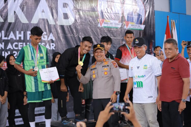 Kapolres Aceh Besar AKBP Sujoko SIK MH didampingi Kadisparpora Aceh Besar Abdullah SSos menyerahkan medali Porkab Aceh Besar kepada para juara cabor Atletik putra di JSC Kota Jantho Aceh Besar Rabu 1092025 FOTO PROKOPIM PEMKAB ACEH BESAR KETIKKABARcom Kapolres Aceh Besar AKBP Sujoko SIK MH didampingi Kadisparpora Aceh Besar Abdullah SSos menyerahkan medali Porkab Aceh Besar kepada para juara cabor Atletik putra di JSC Kota Jantho Aceh Besar Rabu 1092025 FOTO PROKOPIM PEMKAB ACEH BESAR