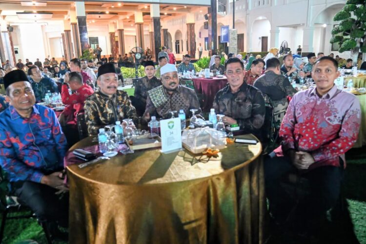 Bupati Aceh Besar H Syech Muharram didampingi Dandim 0101Kota Banda Aceh Letkol Inf Faurizal Noerdin SSos MSc menghadiri acara leoas sambut Pangdam IM di Kodam IM Banda Aceh Rabu 19092025 FOTOMC ACEH BESAR