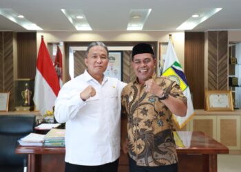 Bupati Aceh Besar H Muharram Idris menerima kunjungan Staf Ahli Menteri Dalam Negeri Bidang Hukum dan Kesatuan Bangsa Irjen Pol Edi Mardianto SIK MSi terkait dengan pemantauan Sistem Keamanan Lingkungan Siskamling di ruang Bupati Aceh Besar Kamis 1192025 FOTO PROKOPIM PEMKAB ACEH BESAR KETIKKABARcom Bupati Aceh Besar H Muharram Idris menerima kunjungan Staf Ahli Menteri Dalam Negeri Bidang Hukum dan Kesatuan Bangsa Irjen Pol Edi Mardianto SIK MSi terkait dengan pemantauan Sistem Keamanan Lingkungan Siskamling di ruang Bupati Aceh Besar Kamis 1192025 FOTO PROKOPIM PEMKAB ACEH BESAR