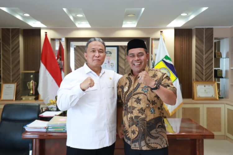 Bupati Aceh Besar H Muharram Idris menerima kunjungan Staf Ahli Menteri Dalam Negeri Bidang Hukum dan Kesatuan Bangsa Irjen Pol Edi Mardianto SIK MSi terkait dengan pemantauan Sistem Keamanan Lingkungan Siskamling di ruang Bupati Aceh Besar Kamis 1192025 FOTO PROKOPIM PEMKAB ACEH BESAR