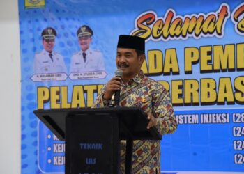 Wabup Aceh Besar Drs Syukri A Jalil sedang memberikan arahan dan membuka pelatihan berbasis kompetensi kejuruan yang digelar oleh Dinas tenaga kerja dan transmigrasi Kabupaten Aceh Besar, bertempat aula Disnaskertrans, Kota Jantho, Kamis (11/09/2025). FOTO/MC ACEH BESAR